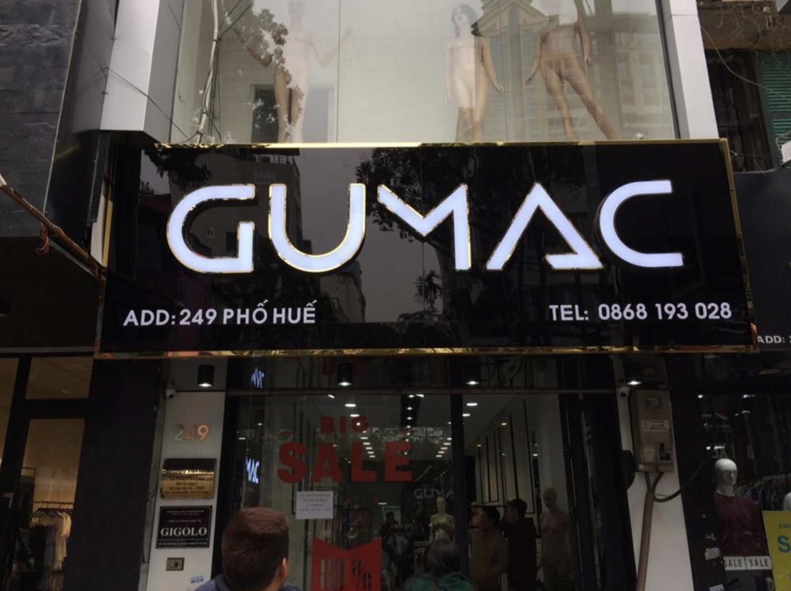Biển hiệu cửa hàng thời trang Gumac sử dụng tấm alu đen bóng