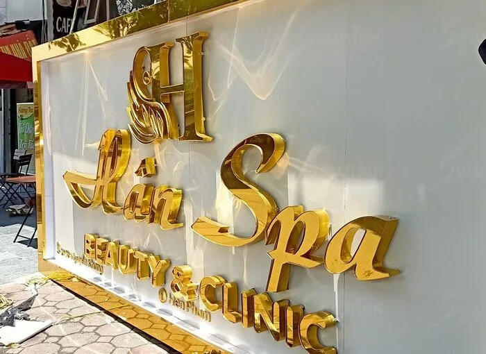 Biển hiệu spa kết hợp hài hòa giữa tông màu alu gương trắng thanh lịch và sắc alu gương vàng nổi bật
