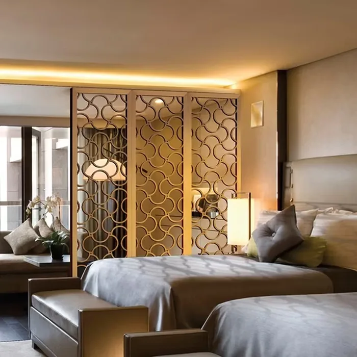 Alu gương vàng làm vách ngăn phòng ngủ, mang đến vẻ đẹp tinh tế, hiện đại.