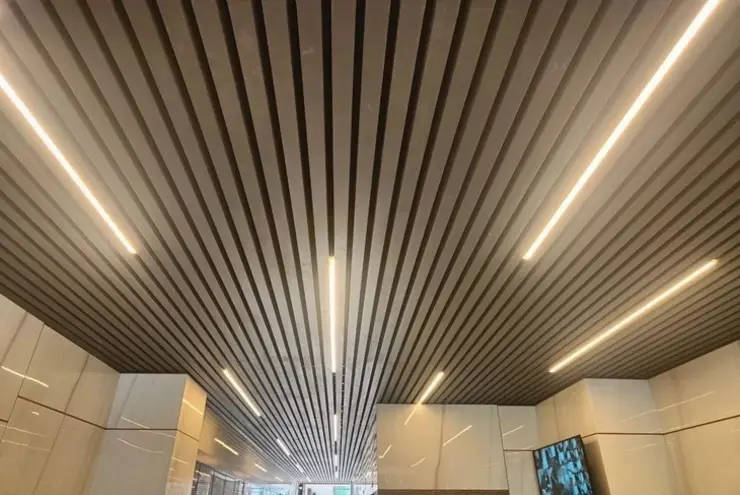 Trần nhôm U-Shaped được ứng dụng thi công tại những công trình công cộng giúp làm giảm tiếng ồn đến môi trường xung quanh