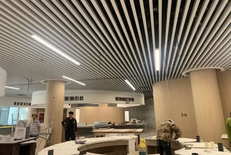 Trần nhôm U-Shaped được ứng dụng tại những công trình có diện tích lớn như những tòa nhà cao tầng, rộng lớn