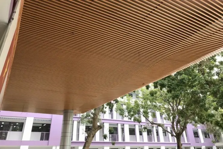 Trần nhôm U-Shaped có độ bền cao, chịu được ảnh hưởng của thời tiết nên được thi công ngoài trời