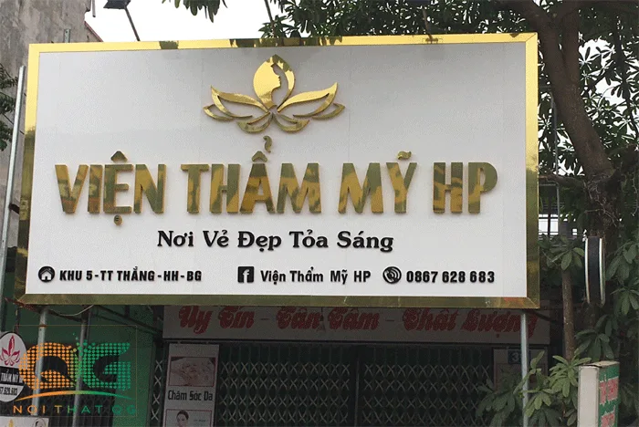 Biển hiệu cửa hàng trở nên thu hút và ấn tượng nhờ vật liệu alu gương vàng.