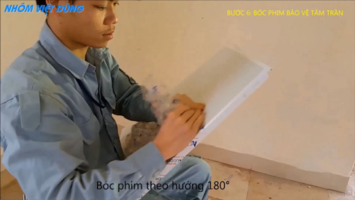 Tấm phim bảo vệ cần được bóc theo hướng 180 độ trước khi tiến hành lắp trần
