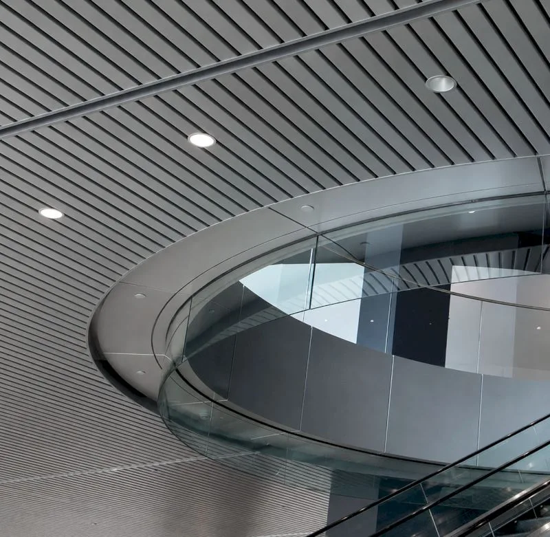 Trần nhôm C85 với hệ trần hở, tạo cảm giác thông thoáng cho không gian