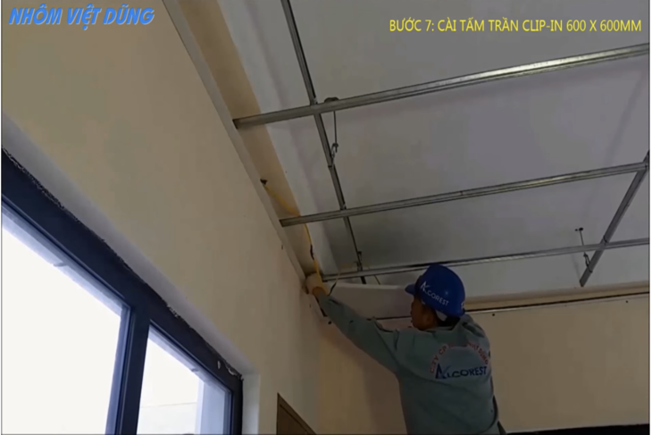 Lưu ý cài tấm trần đầu tiên ở góc xuất phát 