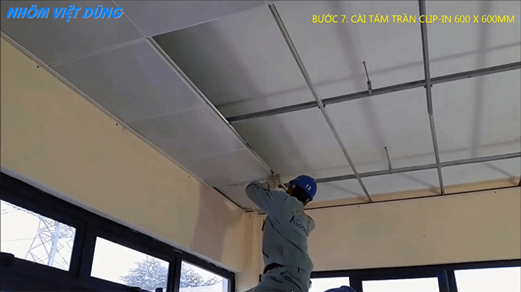 Cài tấm trần theo khung xương có sẵn với phần gân trên tấm trần