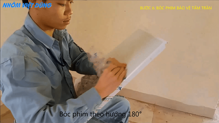 Cần bóc tấm phim bảo vệ trần theo hướng 180 độ