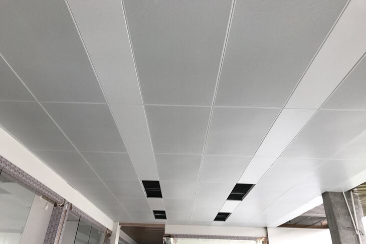 Trần Aluminium đẹp sáng bóng tạo nên không gian tiền sảnh đẳng cấp, sang trọng