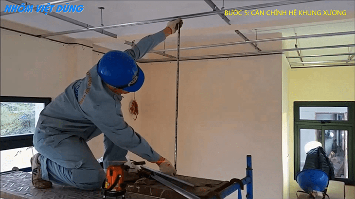 Căn chỉnh hệ khung xương ngay ngắn và mặt mặt khung phải được giữ thật phẳng