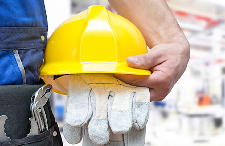 Chuẩn bị đồ bảo hộ trước khi tiến hành thi công cách làm trần nhôm thả lay-in