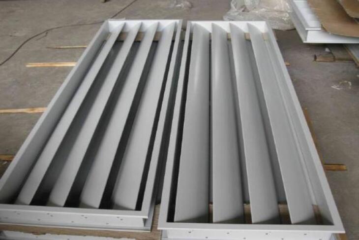 Có 3 tiêu chí về hình thức lắp đặt, thi công nhôm lam chắn nắng hình chữ C
