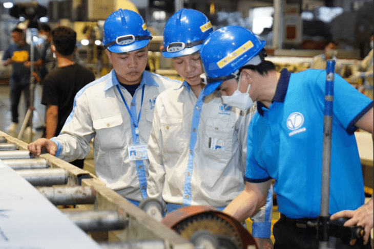 Các nhân công sản xuất lam chắn nắng được trang bị đầy đủ các phụ kiện bảo hộ, đảm bảo về tiêu chuẩn an toàn lao động