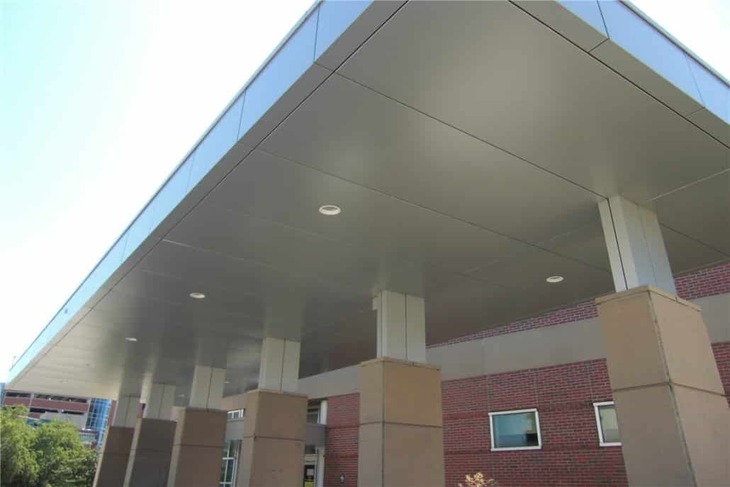 Không gian thanh lịch, sang trọng tại tiền sảnh công trình ứng dụng ốp trần Aluminium