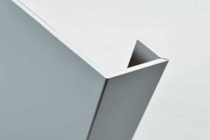 Sau khi chuẩn bị tấm Alu Alcorest ngoài trời, bạn có thể đưa chúng vào máy uốn