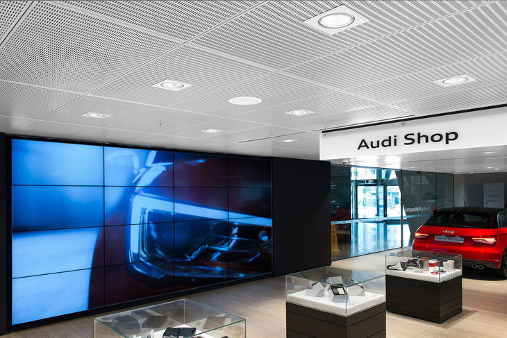 Hệ trần Hook on có lỗ nhỏ và liền mạch tạo cảm giác gọn gàng cho showroom