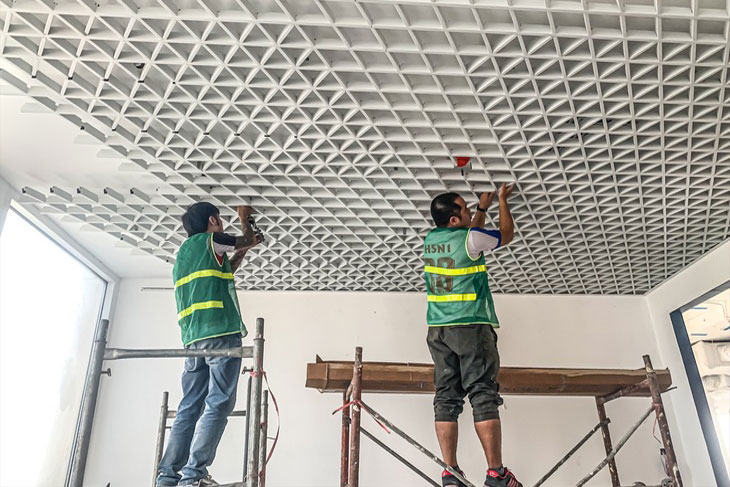 Hình ảnh thi công trần nhôm Caro tam giác