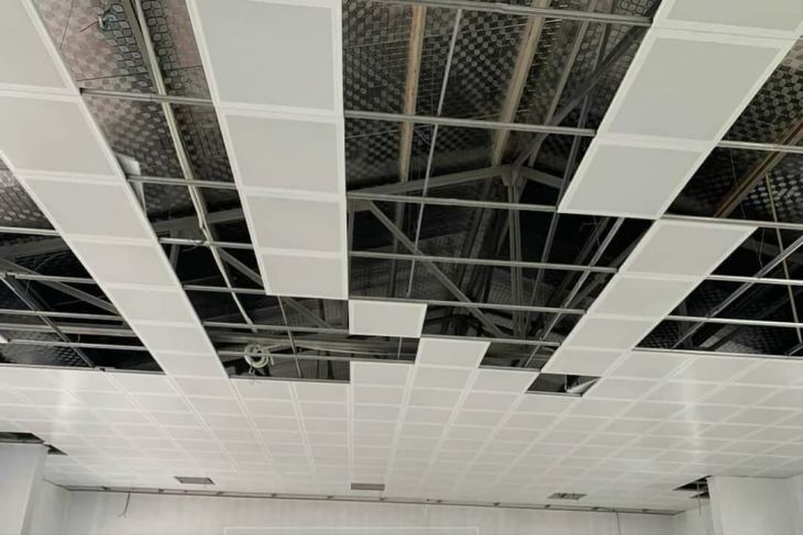 Thi công trần Clip-in 600x600 Alcorest có thể lắp đặt tại vị trí dưới mái nhà giúp tăng khả năng chống nóng
