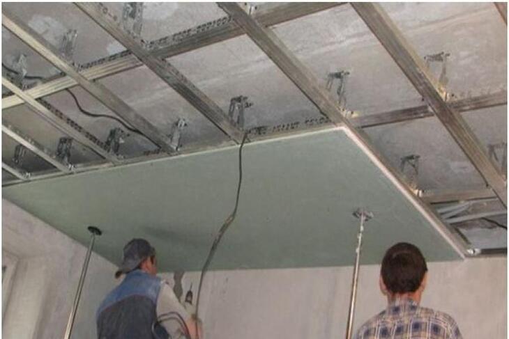 Xác định độ cao của tường và treo nẹp viền tường để thi công trần nhôm