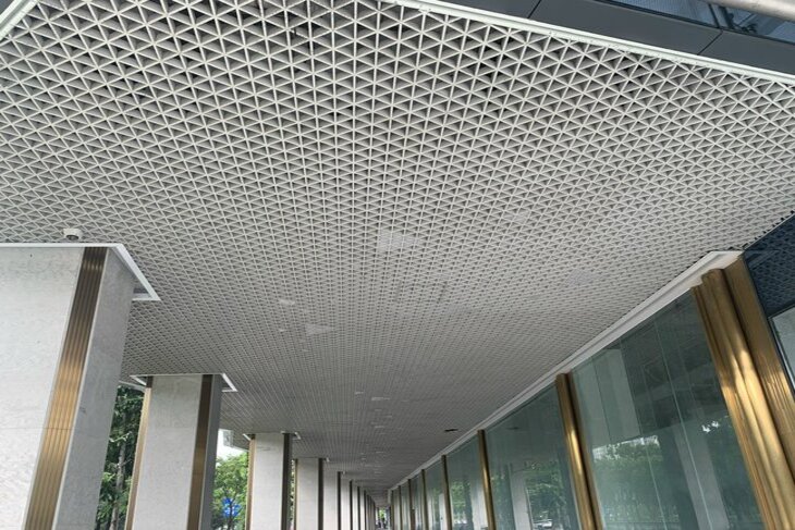 Trần Caro nhôm tạo không gian rộng rãi, thoáng mát