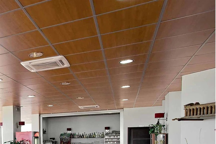 Tấm Alu mang màu nâu vàng sáng rất giản dị, mộc mạc mà vô cùng hiện đại