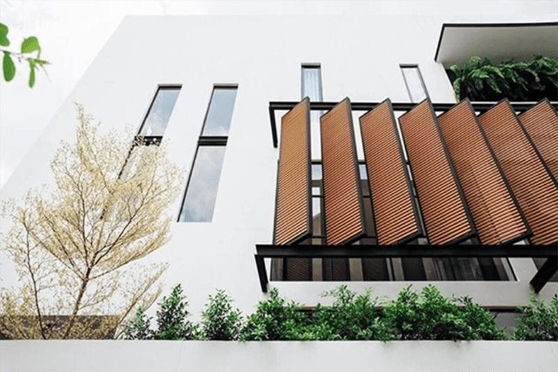 Lam chắn nắng giả gỗ 132s được thiết dạng tự động tại vị trí mặt tiền