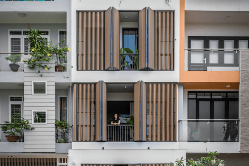 Lam chắn nắng giả gỗ lắp đặt không chỉ giúp cản năng mà còn giúp đảm bảo an toàn ban công cho chung cư cao tầng