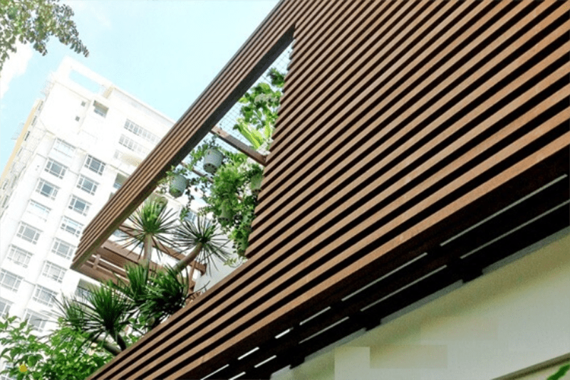 Lam chắn nắng giả gỗ nhôm giúp cân bằng ánh sáng cũng như thiết kế của công trình nhà ở