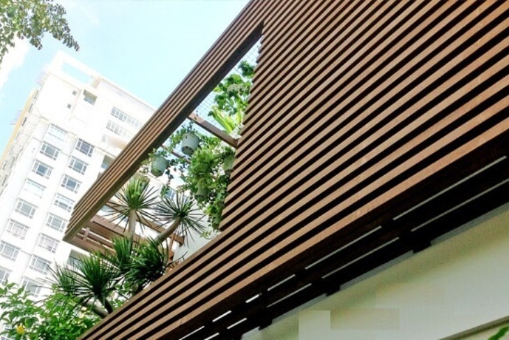 Lam nhôm giả gỗ vừa giúp cân bằng ánh sáng vừa tạo hiệu ứng màu sắc hài hòa cho khu vực ban công