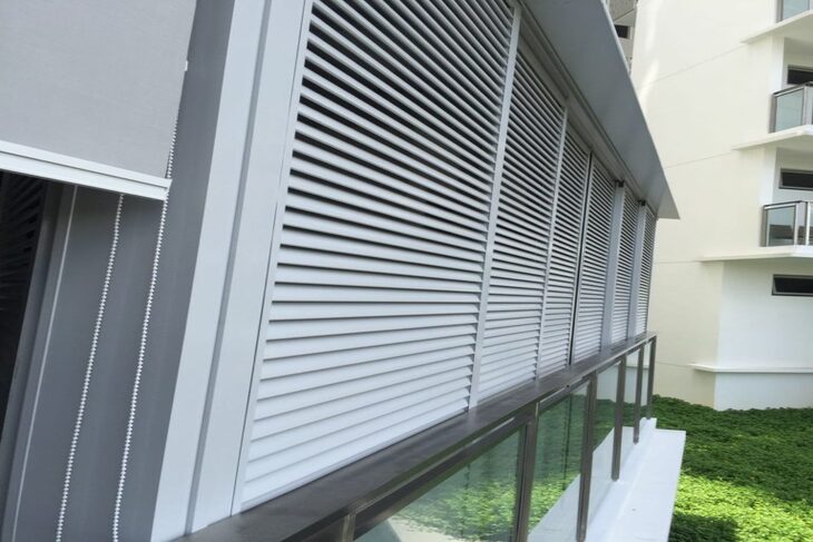Các tấm lam chắn nắng hình chữ C được thiết kế với khoảng cách phù hợp từ 75 - 85mm cùng với góc nghiêng 45 độ