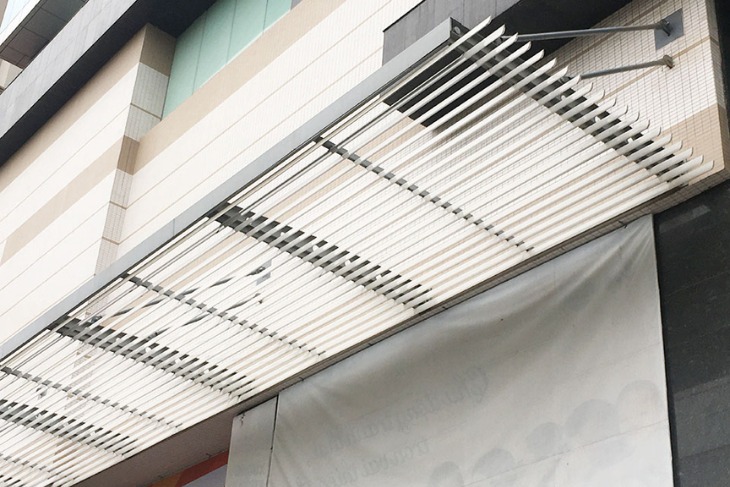 Lam chắn nắng hình lá liễu phù hợp để lắp đặt ở vị trí mặt tiền của nhiều ngôi nhà, biệt thự, resort, khách sạn, khu nghỉ dưỡng
