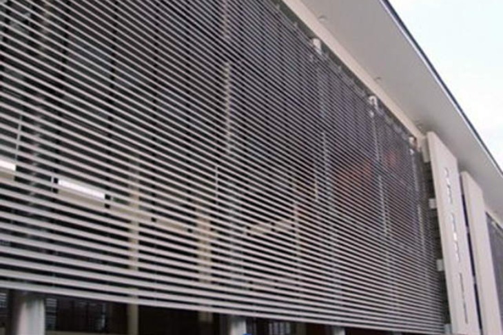 Lam chắn nắng mặt tiền hình chữ Z là loại lam chắn nắng có hình dạng giống chữ Z, có khả năng chịu lực tốt, dễ dàng thi công và lắp đặt