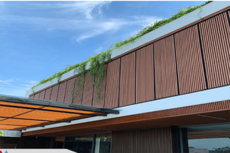 Lam chắn nắng nhôm được sử dụng tại vị trí mặt tiền khách sạn mang đến cho công trình cảm giác sang trọng, thanh lịch