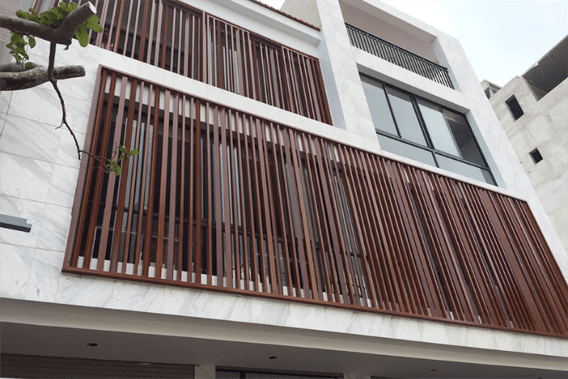 Lam chắn nắng nhôm giả gỗ có giá thành dao động từ 200,000 VNĐ đến 800,000 VNĐ
