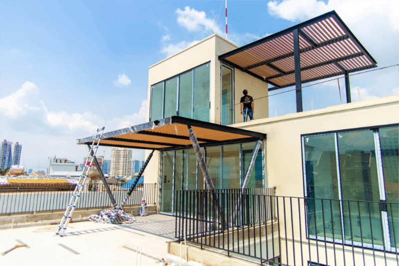 Lam chắn nắng nhôm giả gỗ được sử dụng để làm dàn chắn nắng sân thượng tòa nhà chung cư