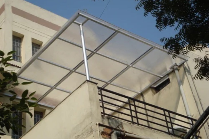Lam chắn nắng nhựa có mức giá dao động từ 50,000 - 300,000 VNĐ/2