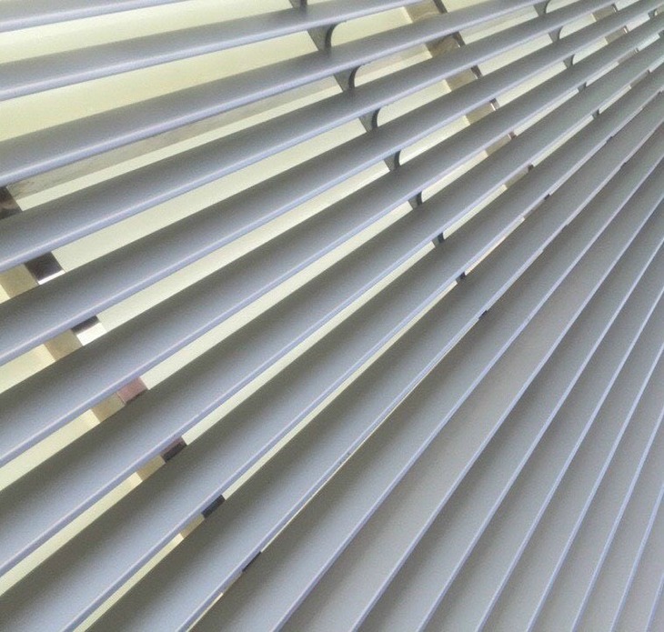 Lam nhôm 85R được làm từ vật liệu Aluminum 1100 – 3003 cao cấp, chiều dài bề mặt 85mm, độ dài tối đa theo yêu cầu của khách hàng