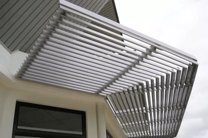 Các khu vực hiên nhà là vị trí thích hợp để lắp đặt lam chắn nắng hình chữ C