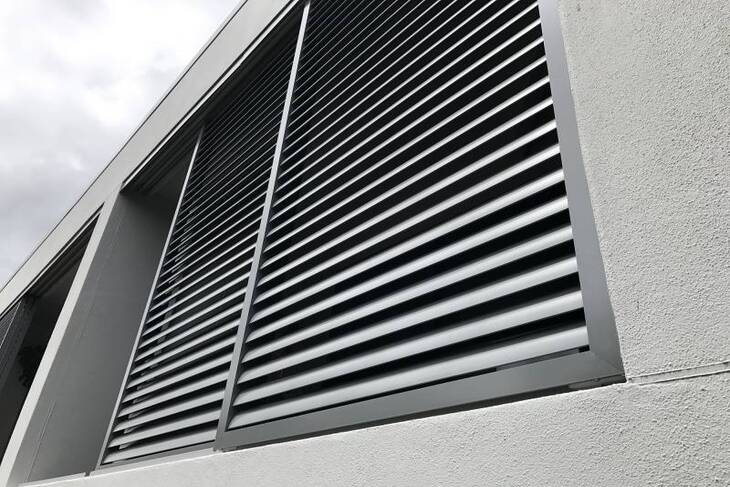 Nhờ có giá thành phải chăng nên các tấm lam nhôm chắn nắng được ứng rộng rãi trong nhiều công trình