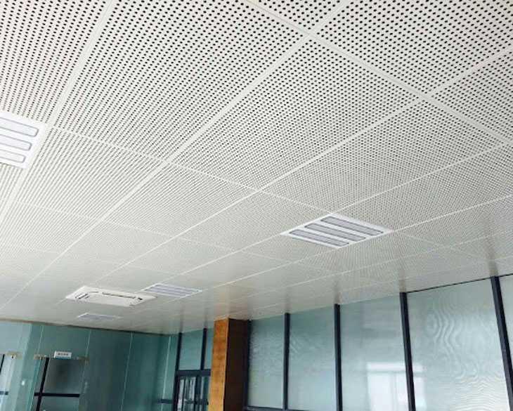 Khả năng chống ồn, tiêu âm của tấm nhôm nhờ vào những chiếc lỗ trên bề mặt