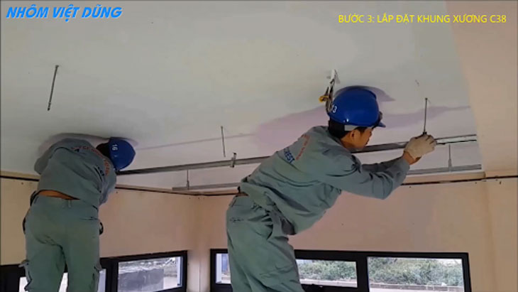 Bước 3 trong cách làm trần nhôm: Lắp đặt khung xương C38