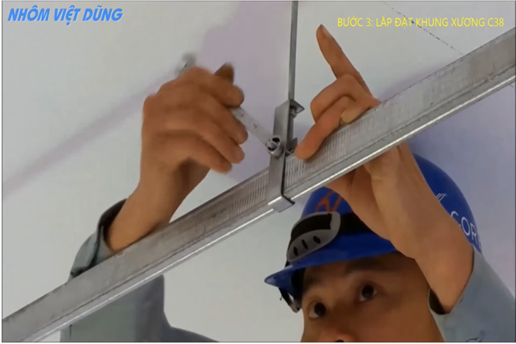 Lắp đặt thanh xương T-Black với liên kết Ty treo