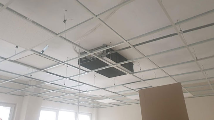 Lắp đặt khung xương T-Black hoàn tất chia hệ trần thành các ô vuông nhỏ đều nhau