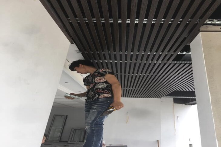 Lắp đặt khung xương theo độ cao được đánh dấu bởi thanh viền G