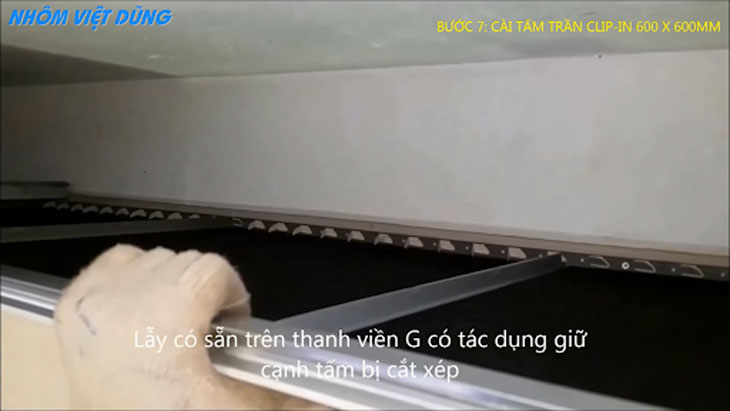 Lẫy có sẵn trên thanh viền G có tác dụng giữ cạnh tấm bị cắt