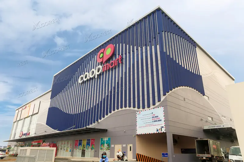 Siêu thị Coopmart sử dụng tấm alu nhôm xanh Alcorest được tạo hình cách điệu theo tinh thần thương hiệu Coopmart