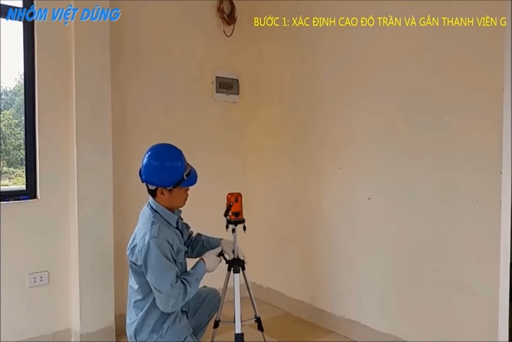 Xác định chính xác độ cao trần với máy bắn laze là bước đầu tiên trong cách thi công trần nhôm caro