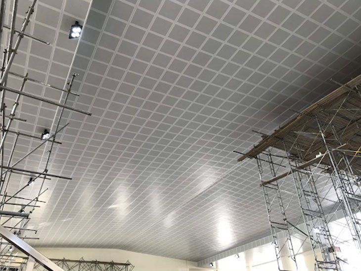 Quá trình thi công trần nhựa diễn ra nhanh chóng