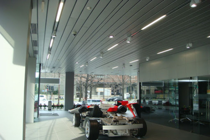 Một showroom xe hơi sử dụng hệ trần nhôm B