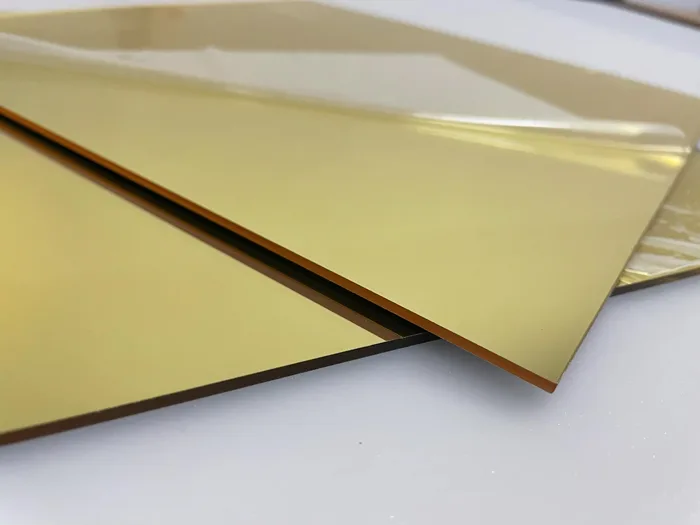 Sự khác biệt về độ dày của tấm alu vàng gương giúp sản phẩm phù hợp với các vị trí thi công khác nhau